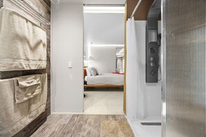 Shower, rainfall showerhead, free toiletries, hair dryer - THE BUOY (San Juan)