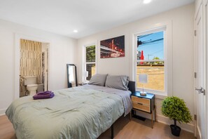 WiFi, bed sheets - 1 Bedroom w/ Rooftop & Wrigley Views (Chicago)