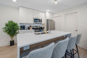 Private kitchen - 1 Bedroom w/ Rooftop & Wrigley Views (Chicago)