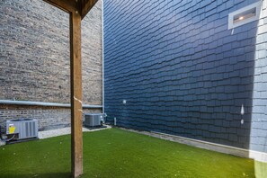 Property grounds - 1 Bedroom w/ Rooftop & Wrigley Views (Chicago)