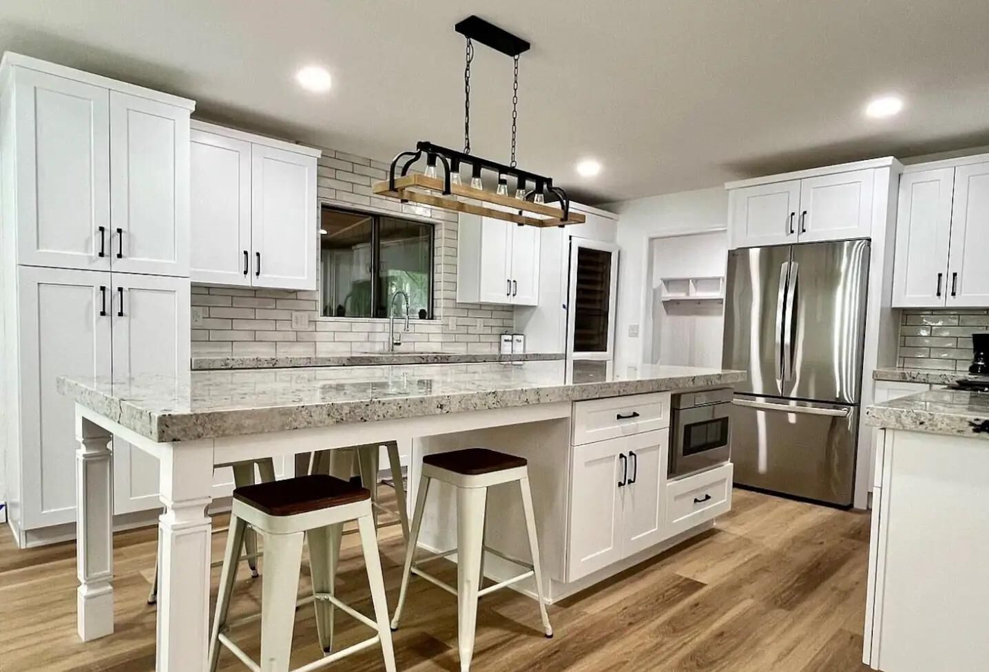 Geladeira, micro-ondas, fogão, cooktop