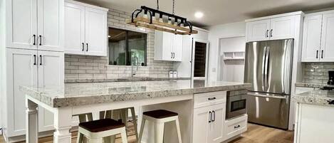 Geladeira, micro-ondas, fogão, cooktop