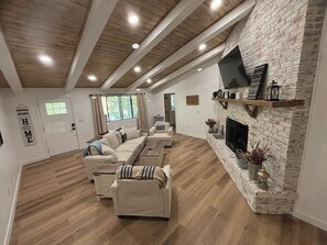 Smart-TV, Kamin, Bücher