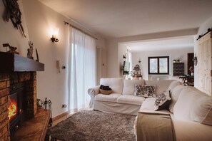 Smart TV, fireplace, computer monitors