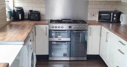 Charming Manchester House - Sleeps 6