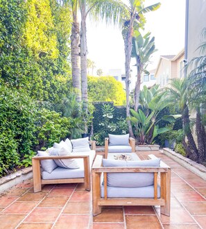 Terrace/patio - Spacious Modern Spanish House on the Coastal Bluffs near the Beach (Los Angeles)