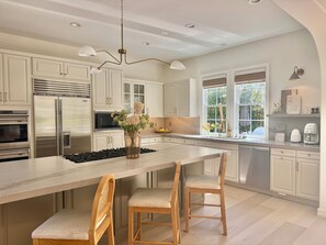 Fridge, microwave, oven, stovetop - Spacious Modern Spanish House on the Coastal Bluffs near the Beach (Los Angeles)