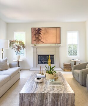 Smart TV, video games, ping pong, books - Spacious Modern Spanish House on the Coastal Bluffs near the Beach (Los Angeles)