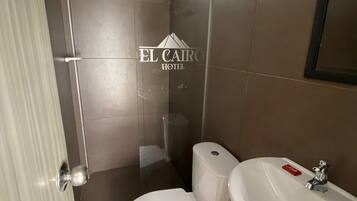 Doccia, asciugamani, sapone, carta igienica