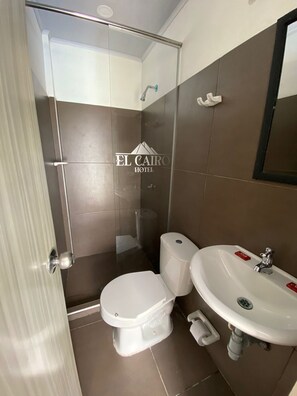 Shower, towels, soap, toilet paper - El Cairo Hotel (Uribia)