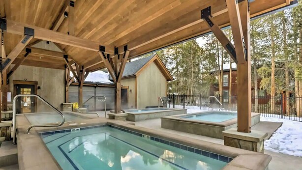 A pool area with multiple hot tubs and a covered deck. - Walk to town and slopes, family friendly 2-bedroom condo w/ WiFi in Breckenridge (Breckenridge)