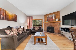 Smart TV y chimenea 