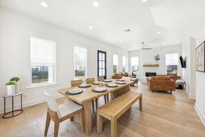 Dining - Enchanting 3-bedroom house with WiFi in Driftwood (Driftwood)