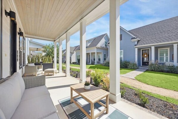 Terrace/patio - Enchanting 3-bedroom house with WiFi in Driftwood (Driftwood)