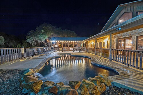 La Mansion on The Frio - Pickleball Court, Pool