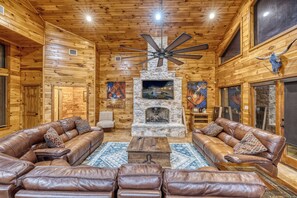 Interior - La Mansion on The Frio - Pet Friendly (Concan)