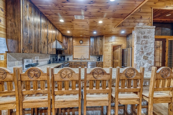 Een koelkast, een microgolfoven, een oven, een vaatwasser