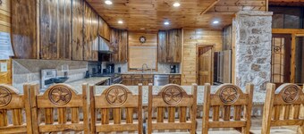 La Mansion on The Frio - Pet Friendly