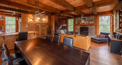 Cozy Pet-Friendly Chalet Noellie in Cote Nord Tremblant with spa, deck, ski