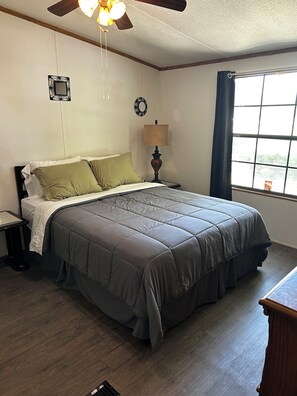 3 chambres, fer et planche à repasser, Wi-Fi, draps fournis