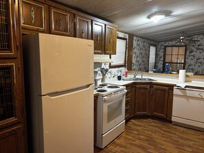 Fridge, microwave, oven, stovetop - Charming 3-bedroom house on Woolen Lake (Columbia)