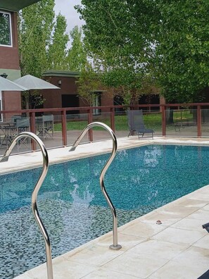 Piscina interna, piscina externa sazonal, espreguiçadeiras