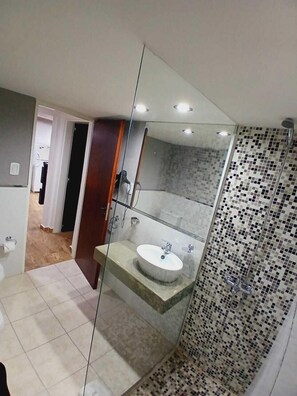 Cabaña familiar, vista a la colina | Baño | Regadera, secadora de cabello, toallas, jabón