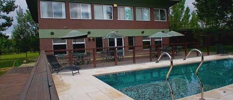 Piscina interna, piscina externa sazonal, espreguiçadeiras