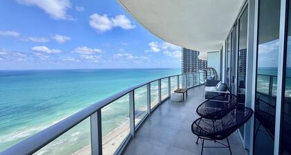 Beachfront Getaway â Stylish 2BR with Direct Views