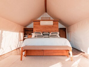 Tenda de campanya Deluxe, vistes al llac | 1 dormitori, caixa forta a l'habitació i cortines opaques 