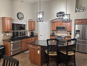 Jääkaappi, mikroaaltouuni, uuni, liesi