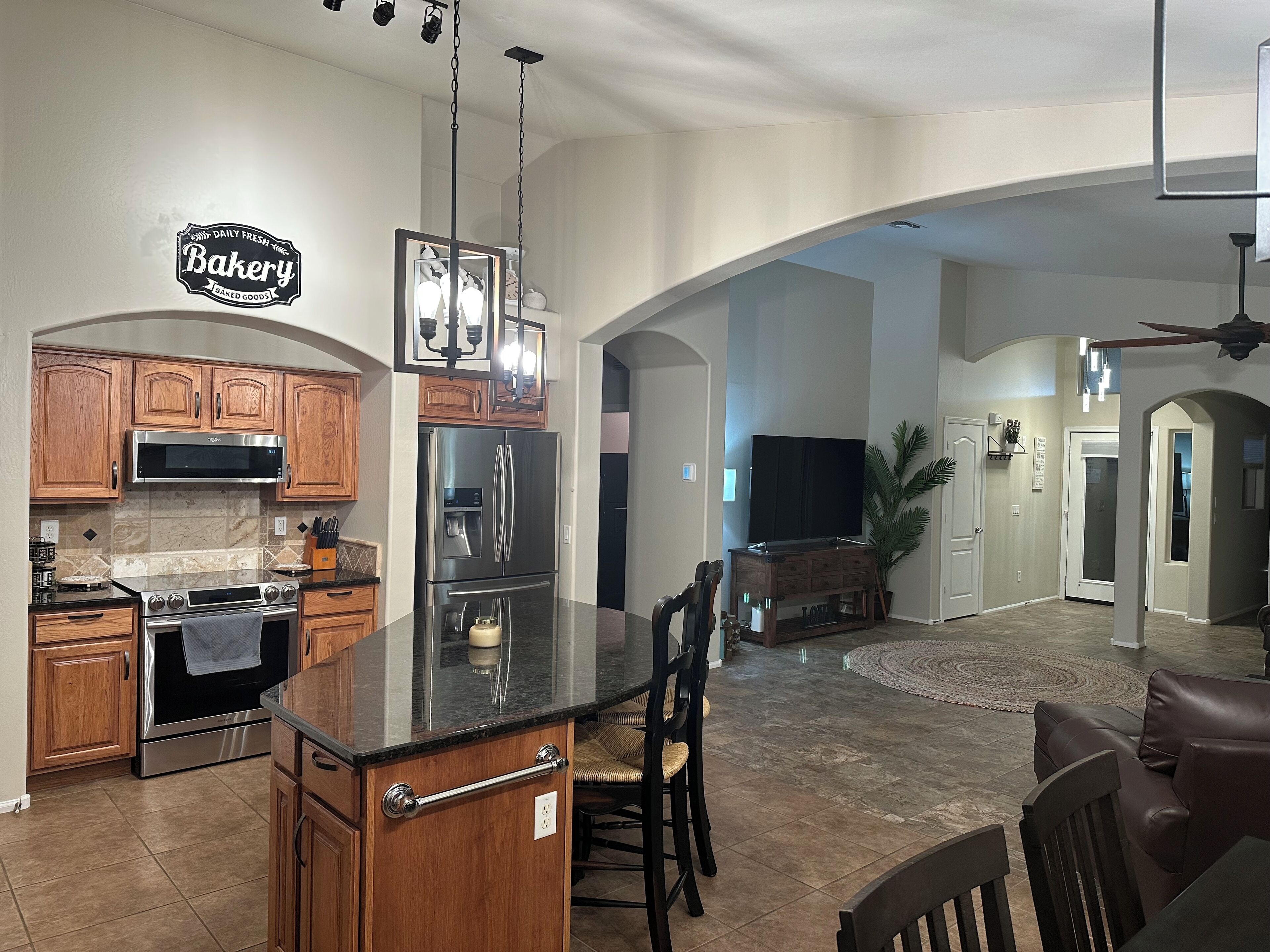 冷蔵庫、電子レンジ、オーブン、コンロ