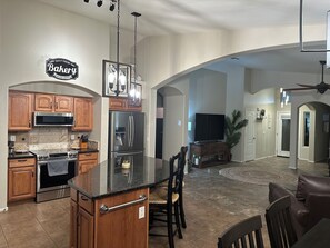 Jääkaappi, mikroaaltouuni, uuni, liesi