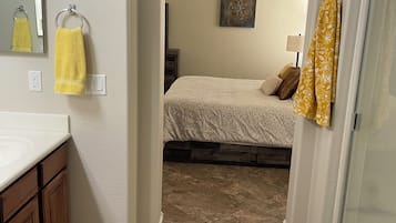 3 slaapkamers, een strijkplank/strijkijzer, gratis wifi, beddengoed