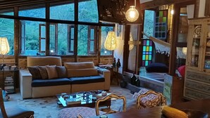 Una sala de estar acogedora con un sofá, una mesita de centro y una escalera que lleva a una zona superior.