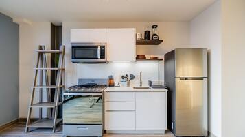 Refrigerador, microondas, horno y parrilla de estufa