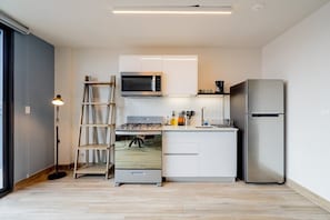 Wasserkocher mit Kaffee-/Teezubehör, Kühlschrank, Mikrowelle, Ofen
