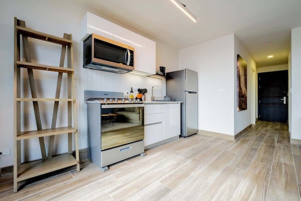 Coffee/tea maker, fridge, microwave, oven