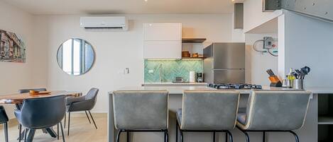 Réfrigérateur, four à micro-ondes, un four, surface de cuisson