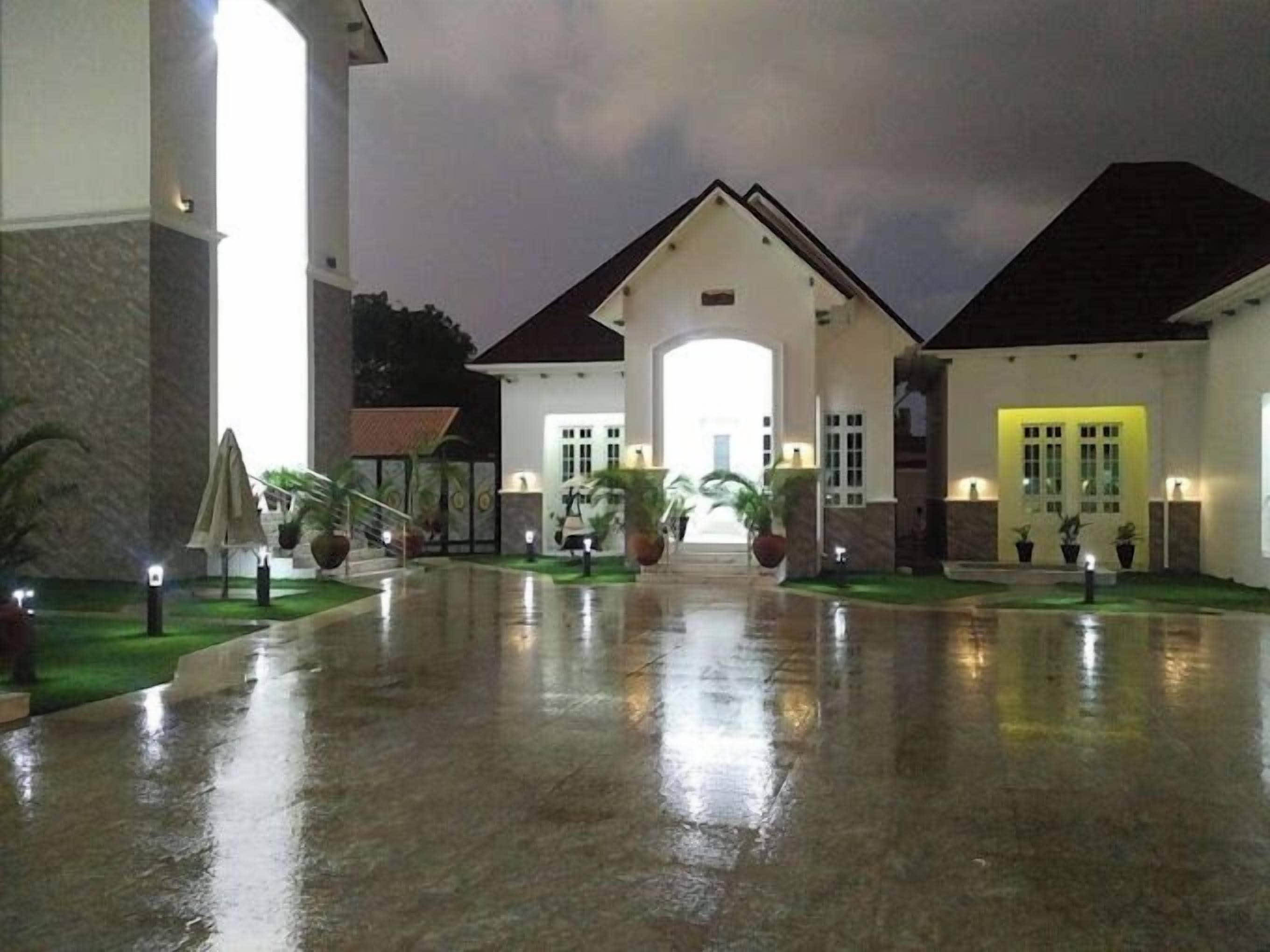 واجهة المنشأة - في المساء/الليل