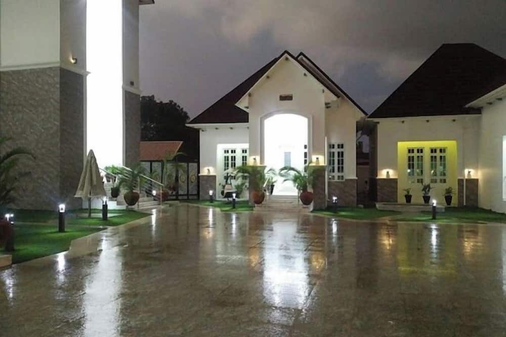 Castle De White House Hotel
