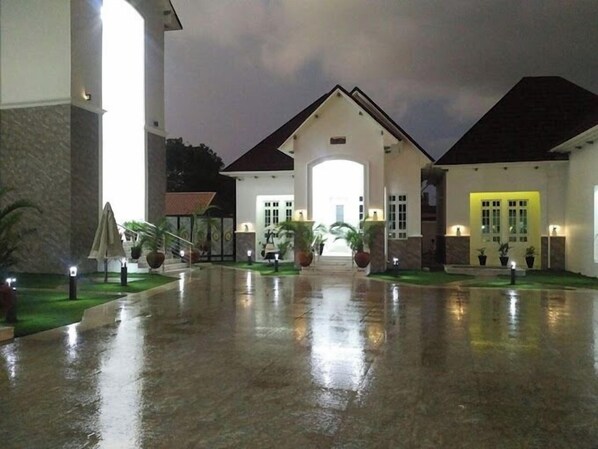 Façade de l’hébergement - soirée/nuit