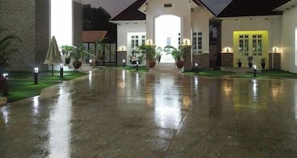 Castle De White House Hotel