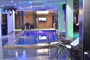 Swim-up bar