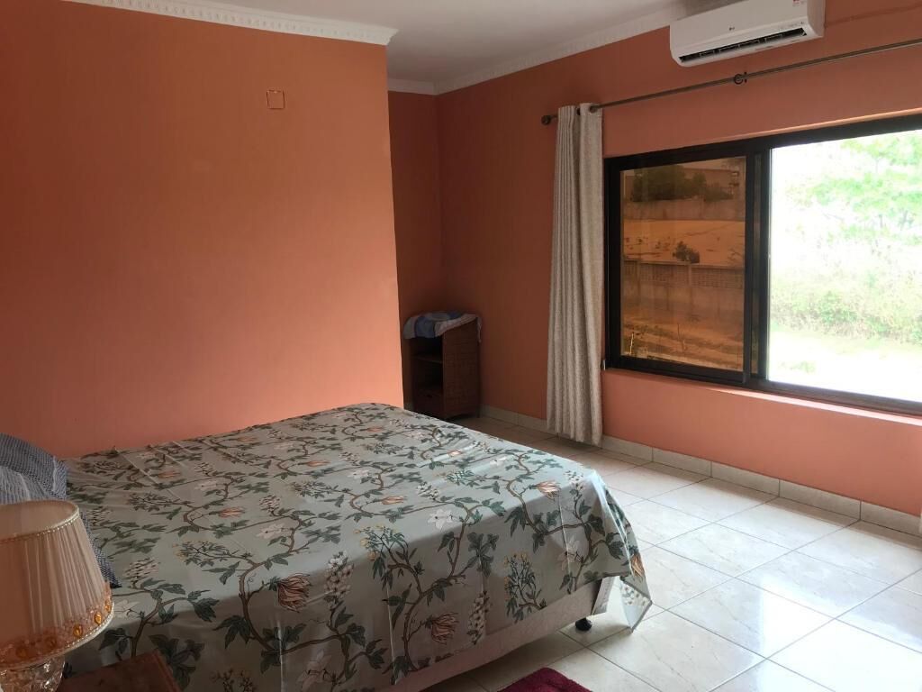 3 habitaciones, tabla de planchar con plancha y ropa de cama 