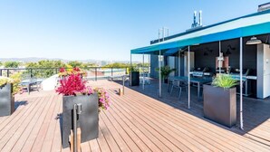 A rooftop patio with outdoor seating, a barbecue area, and potted plants. - Le Saphir, NEW, Spacious 2-bedroom Condo, Downtown Quebec City 5*, Quebec City (Québec)