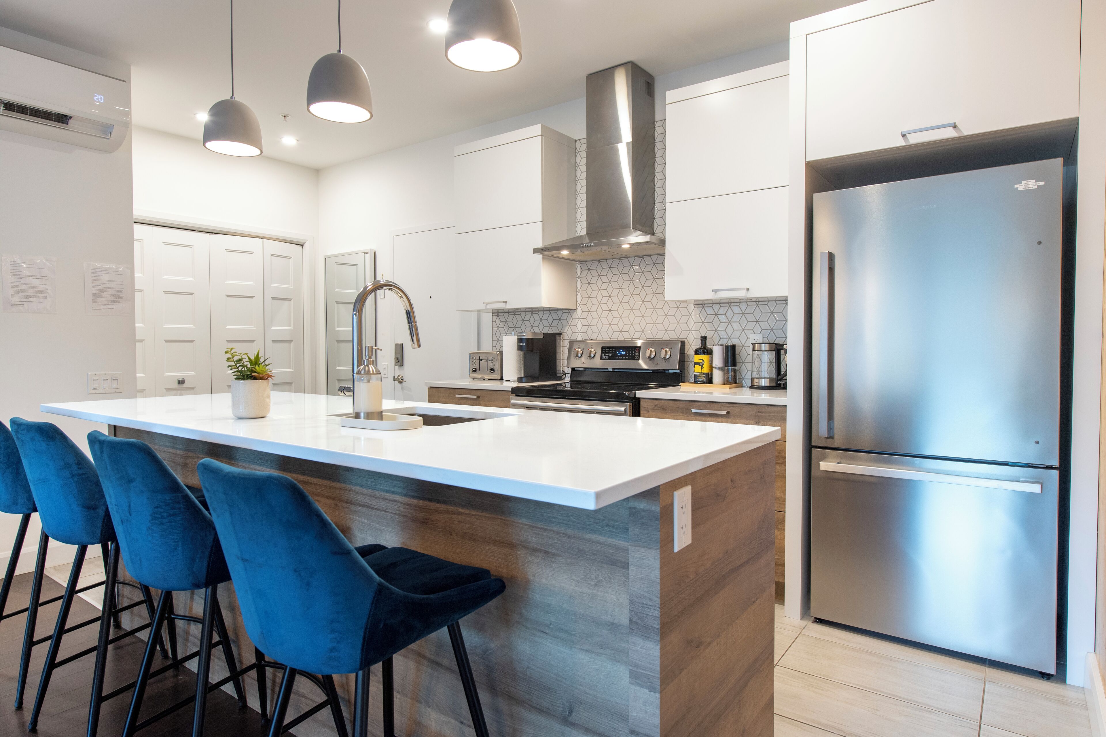 Jääkaappi, mikroaaltouuni, uuni, liesi