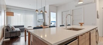 Le Saphir, NEW, Spacious 2-bedroom Condo, Downtown Quebec City 5*, Quebec City