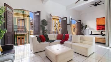 Smart TV, libros y estéreo