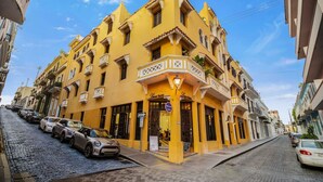 Un edificio amarillo con un letrero que dice "La Casa de la Cultura" en la planta baja.